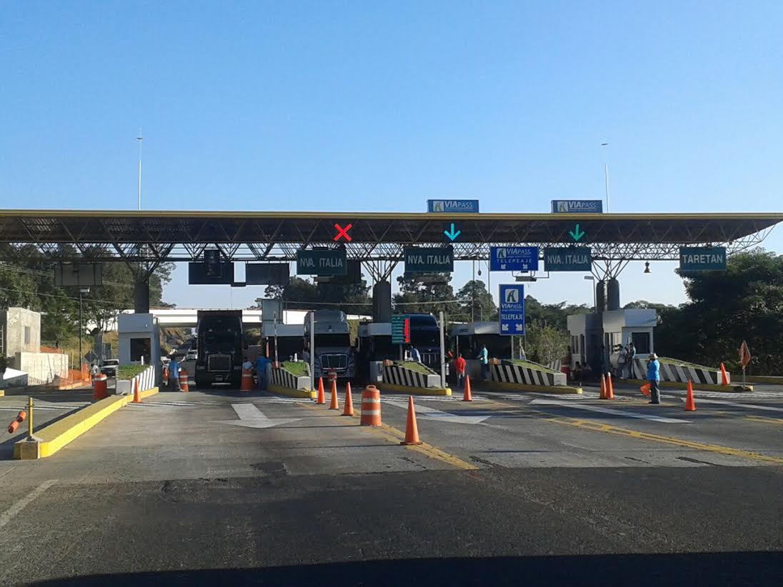 Asaltan caseta en Michoacán