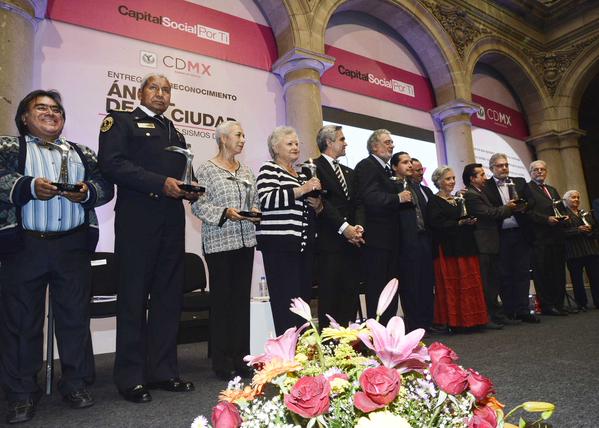 Reciben Plácido Domingo y Elena Poniatowska Premio Ángel del GDF Reciben Plácido Domingo y Elena Poniatowska Premio Ángel del GDF