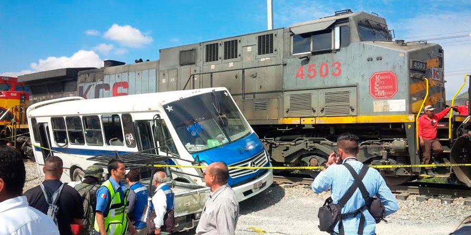 Fuerte choque entre tren y autobús deja 30 heridos Fuerte choque entre tren y autobús deja 30 heridos