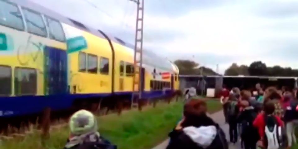 Video: tren impacta contra autob&uacute;s escolar