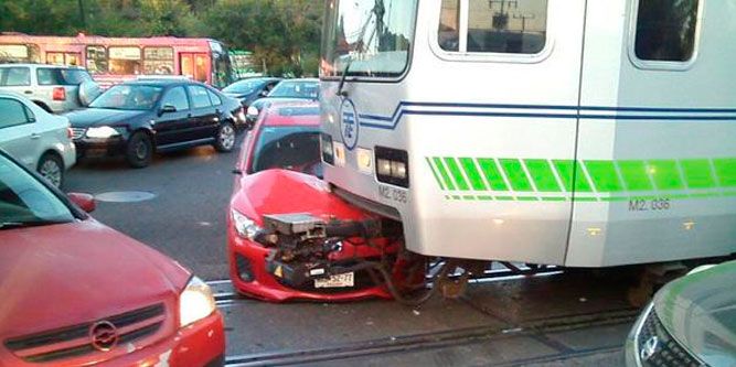 Choca tren ligero con automóvil en La Noria