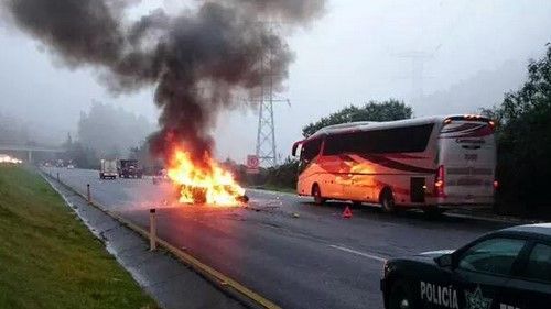 Coche se incendia en la Autopista México-Toluca