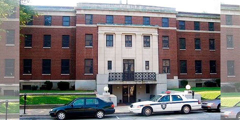 Reos escapan de la cárcel amarrando sábanas