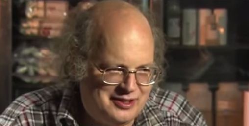 Hombre afirma tener 12 años sin bañarse gracias a bacterias