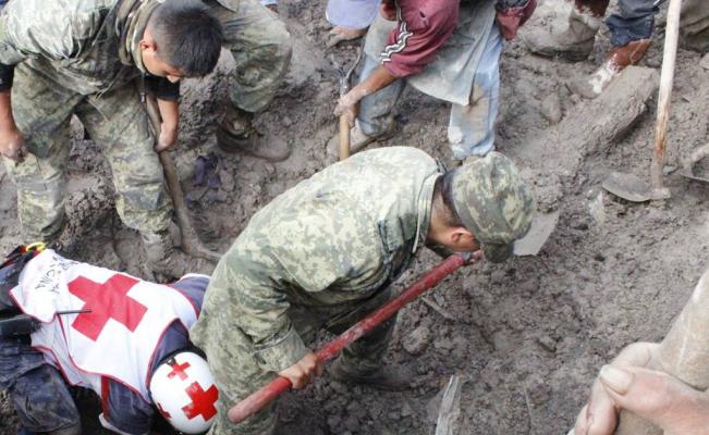 Cerro desgajado deja una familia sepultada en Veracruz