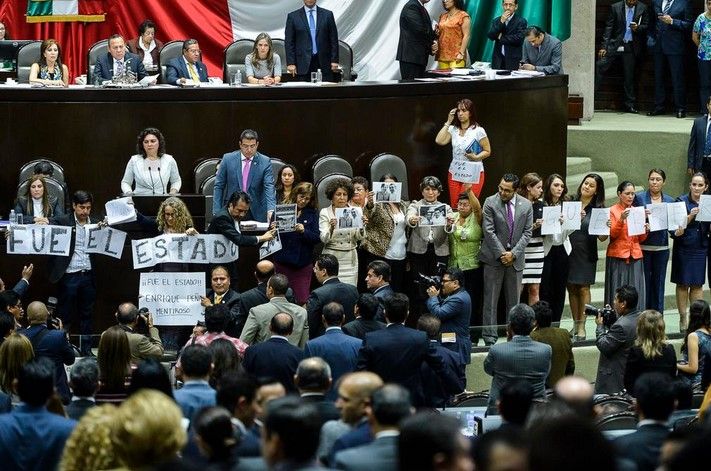 PRI, PVEM y Morena se enfrentan con pancartas por caso Ayotzinapa