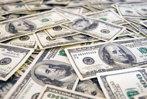 Dólar baja de 17 pesos a la venta