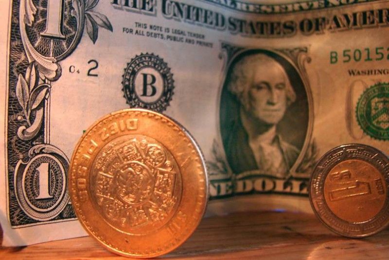 Cierra dólar en 17.20 pesos