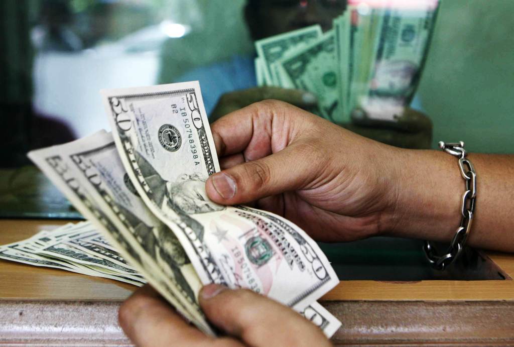 Dólar baja seis centavos Dólar baja seis centavos