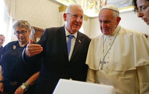 Papa pide a Israel retomar negociaciones de paz con Palestina