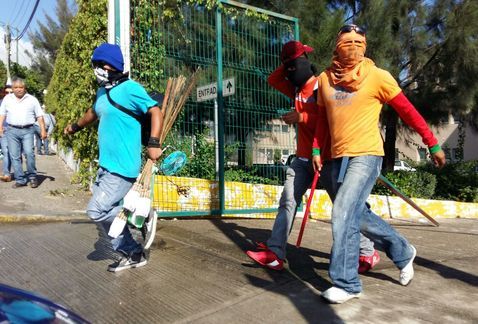 Normalistas vandalizan Fiscalía de Guerrero