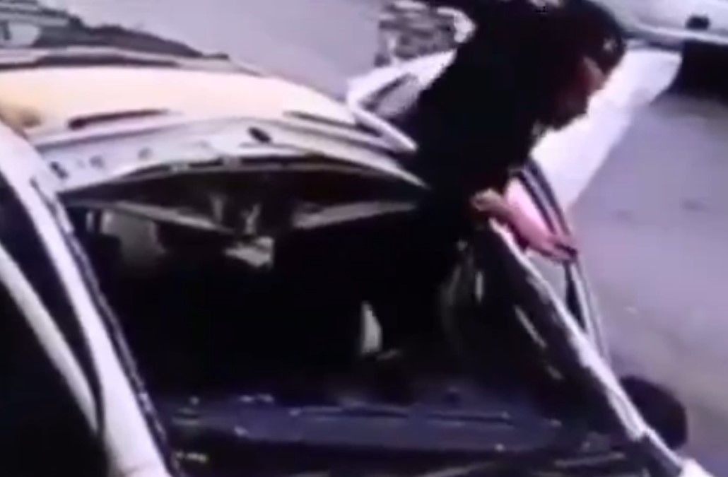 Video: prende cigarro en su auto y explota