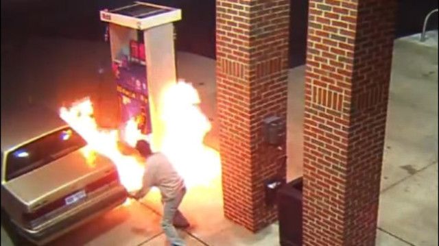 Hombre incendia gasolinera en Míchigan