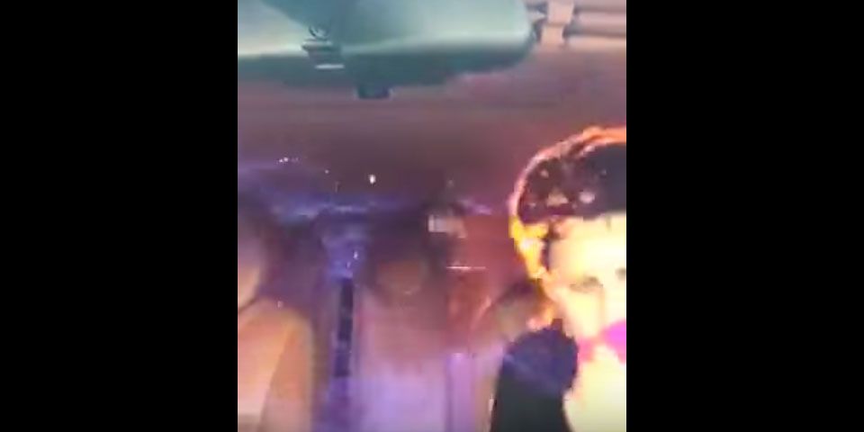 Video: flamazo envuelve a jóvenes en un auto