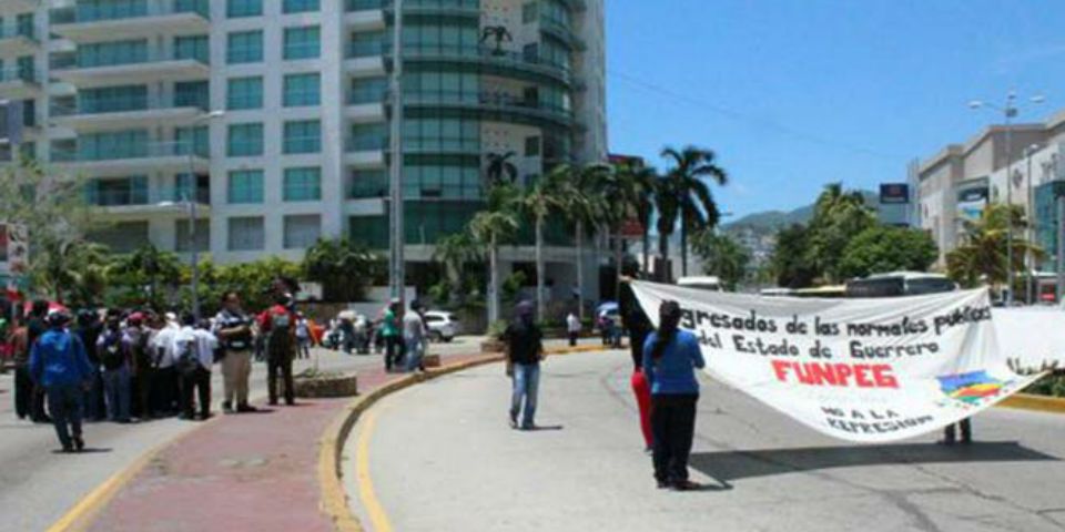 Normalistas bloquean por tres horas Costera Miguel Alemán