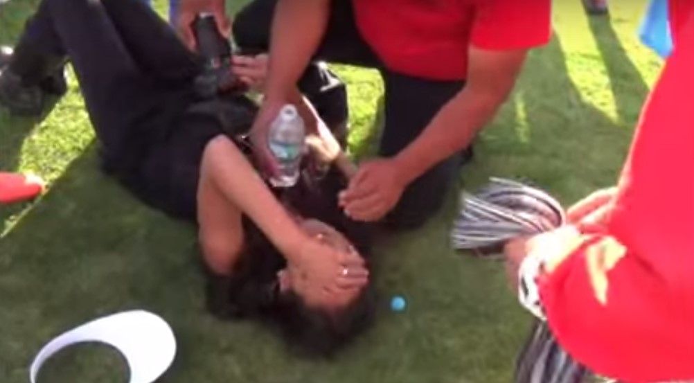 Video: jugadores golpean a reportera