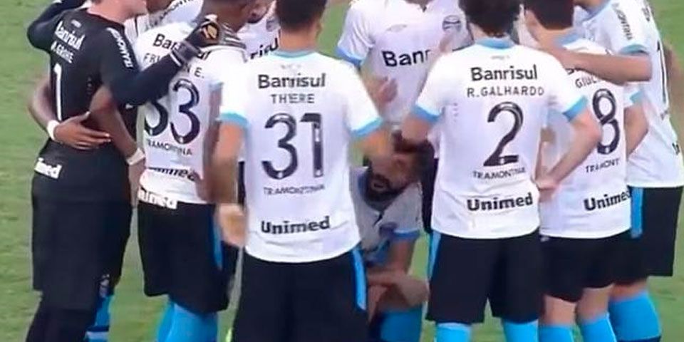 Video: futbolista brasileño orina en la cancha