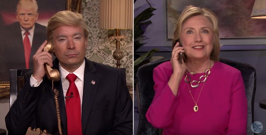 Bromea Hillary Clinton sobre cabello de Donald Trump