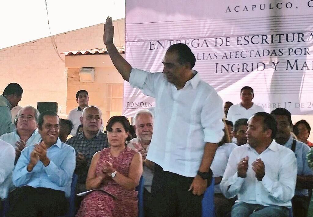 Entregan escrituras a damnificados de Manuel e Ingrid