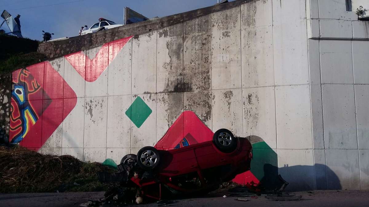 Tres jóvenes lesionados tras volcadura en Tepic