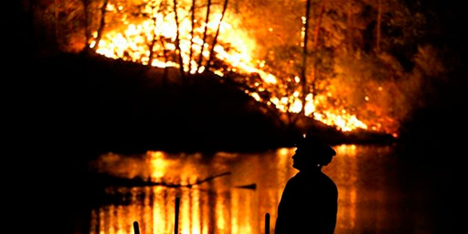 Un muerto y miles desplazados por incendios en California