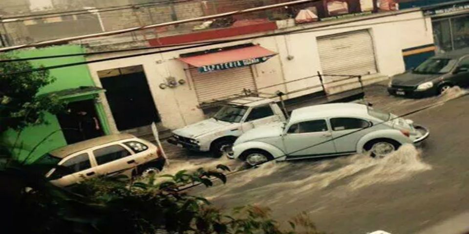 Lluvias en Puebla dejan 10 vehículos varados