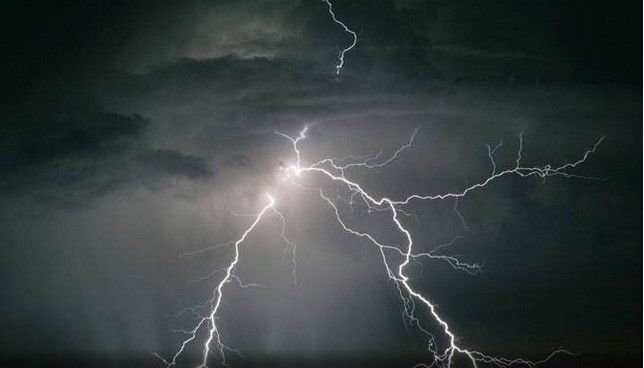 Mueren 22 personas por rayos en el sureste de India