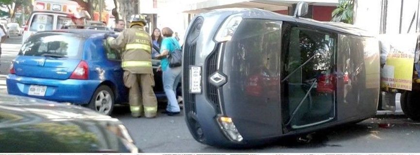 Choque y volcadura en la colonia Roma