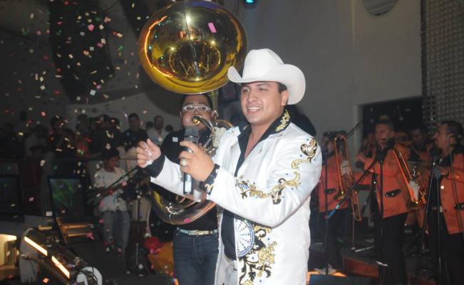 Julión Álvarez es acusado de golpear a una mujer