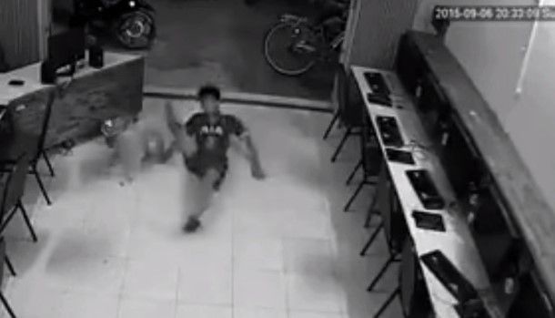 Video: el karma le ganó antes de golpear a un perro Video: el karma le ganó antes de golpear a un perro