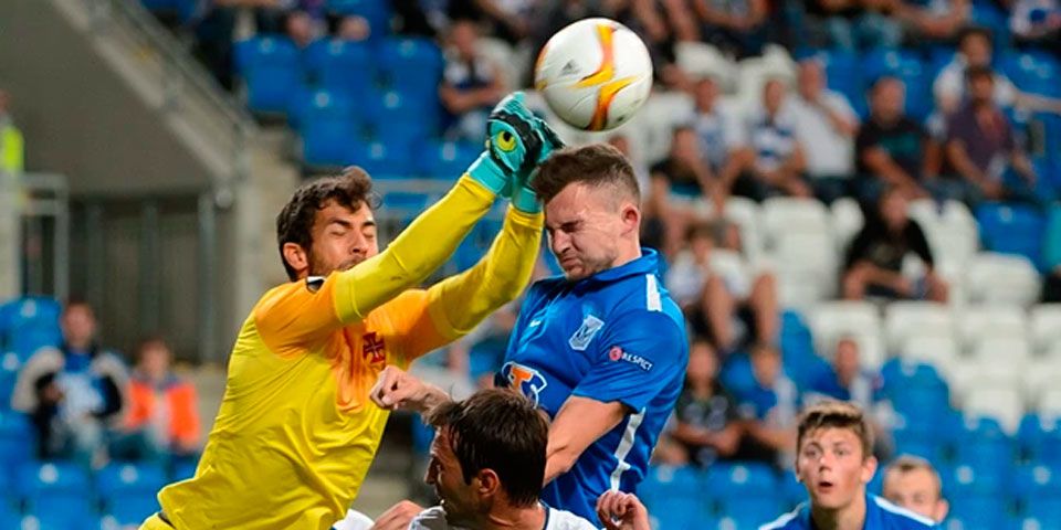 Aficionados boicotean partido por caso de refugiados