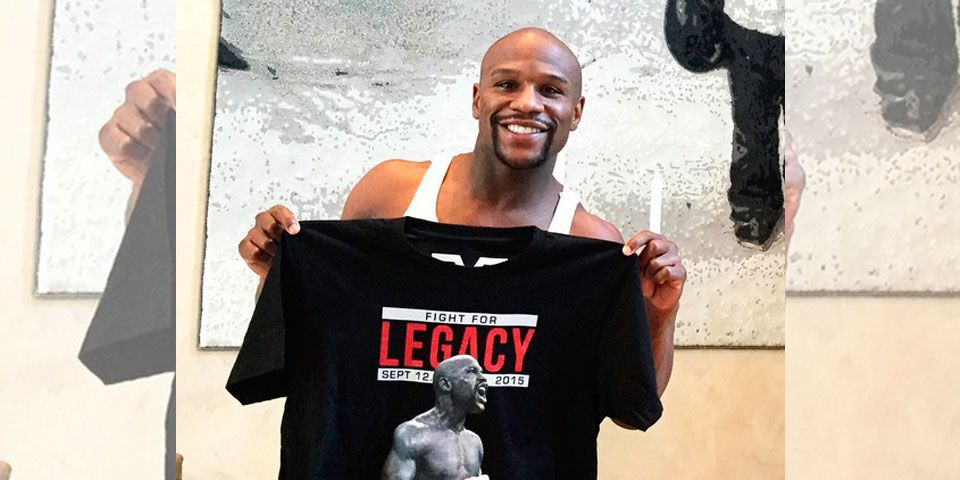 Presenta Mayweather playera de su última pelea