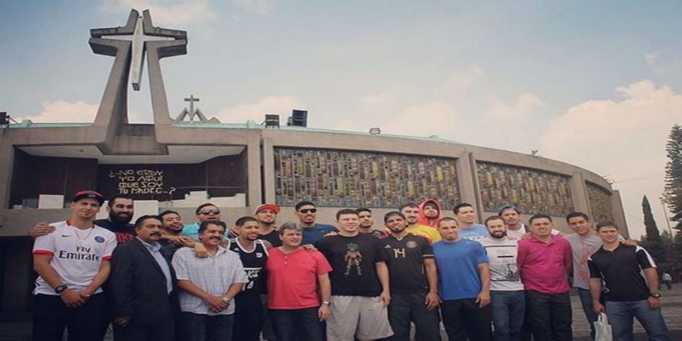 Tri de basquetbol asiste a Basílica de Guadalupe