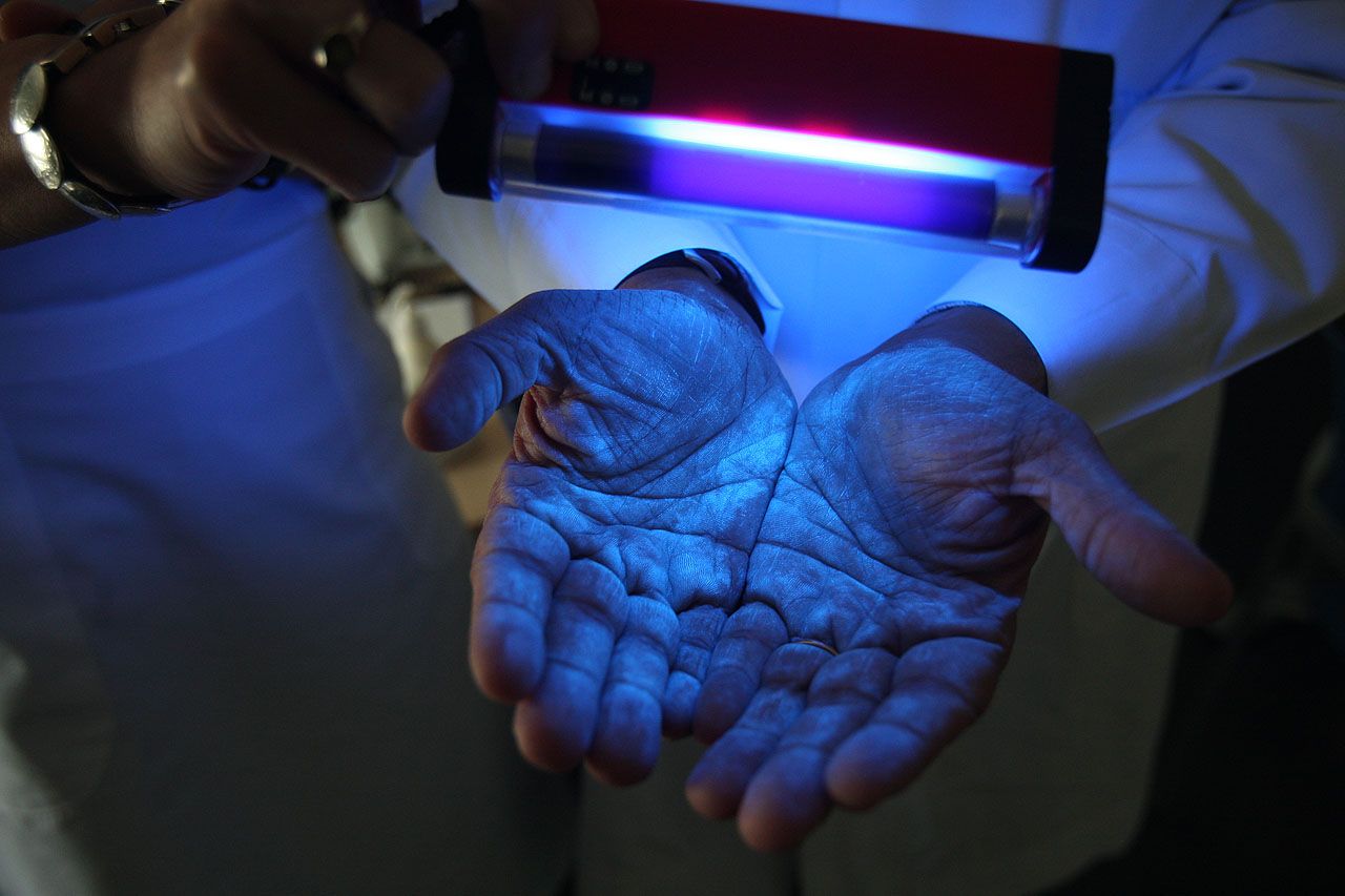 Científicos descubren aura de bacterias en humanos