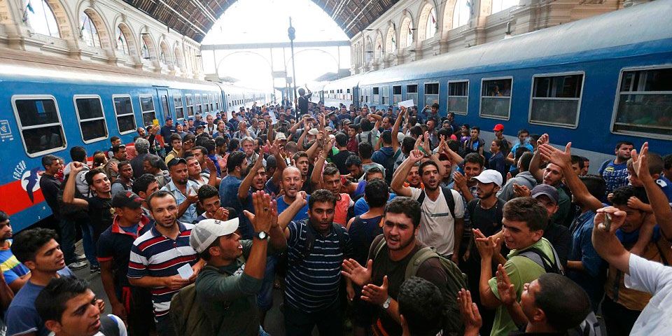 Crisis migratoria ocasiona caos en estación de tren en Hungría