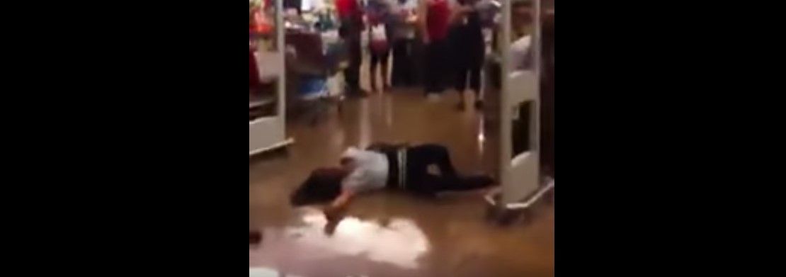 Video: esposan del pie a mujer en un supermercado