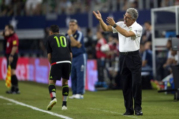 La condición del 'Tuca' Ferretti para dirigir al Tri - muy-buen-primer-tiempo-del-tri-con-ferretti-0