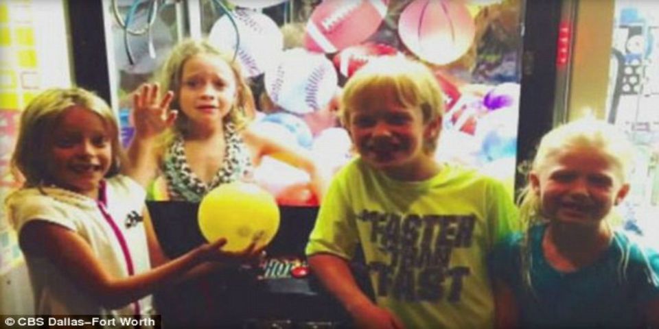 Rescatan a niña de máquina expendedora Rescatan a niña de máquina expendedora