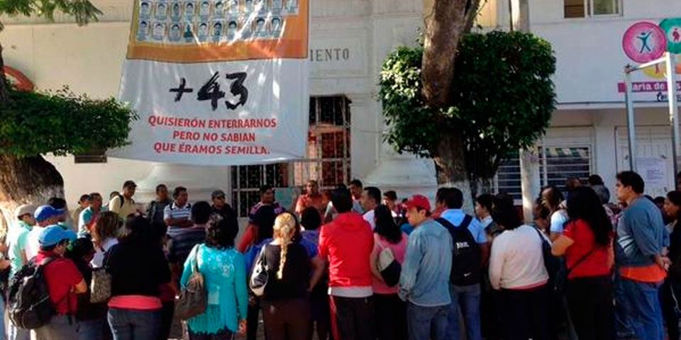 Toman ayuntamiento y carretera de Tixtla