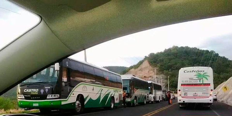 Normalistas se enfrentan con antimotines en Tixtla