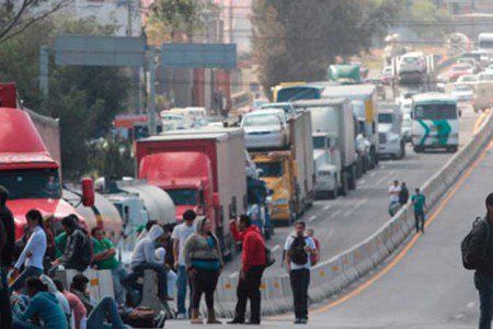 Manifestantes retienen vehículos particulares en Morelia
