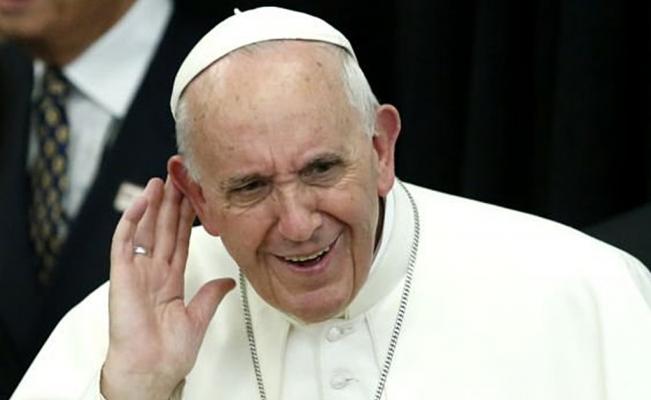 Niño pone en apuros a papa Francisco
