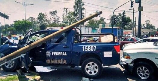 Tres policías federales lesionados por choque de patrulla