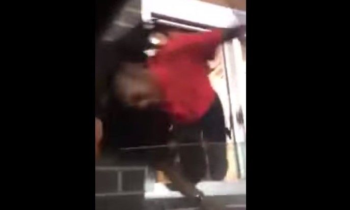 Video: mujeres golpean a empleada de McDonald’s