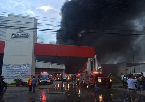 Fuerte incendio en fábrica de plásticos
