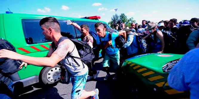 Policía de Hungría se enfrenta con refugiados