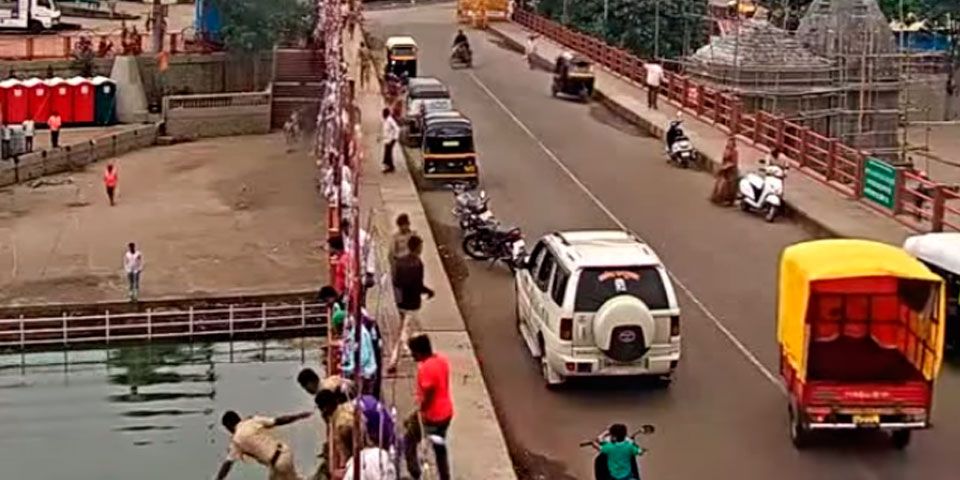 Video: polic&iacute;a salta de puente para salvar a un hombre