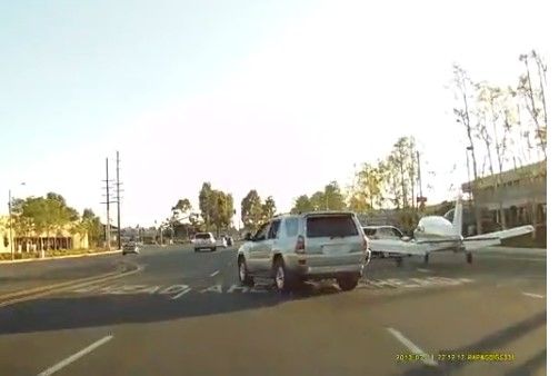 Video: avión aterriza en avenida