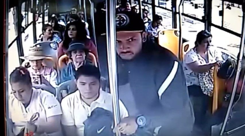 Video: ladrón asalta autobús en Guadalajara