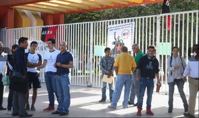 Jóvenes toman Ciudad Universitaria de Oaxaca